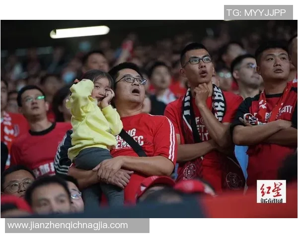 足球明星变身街头艺人挑战极限 成为路人心中最特别的风景