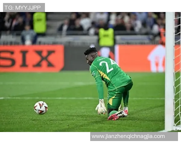 足球明星强力射门瞬间踢破球场护网震撼场面高清捕捉