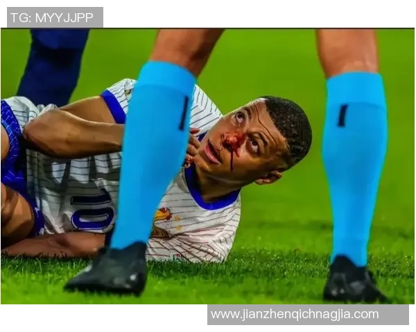 足球球星奋勇用头阻挡飞来足球展现无畏精神与坚毅意志